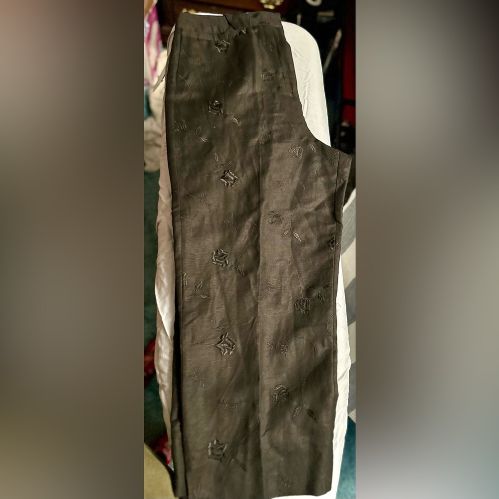 NWT Briggs New York Women’s Black Cropped pants with Rose embroidered sz 16